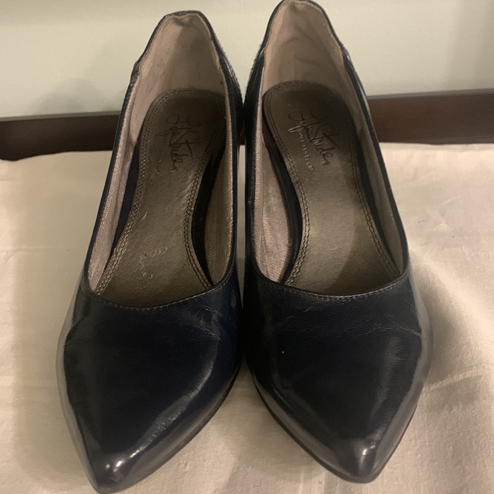 Lifestride navy pumps pointed toe size 7.5